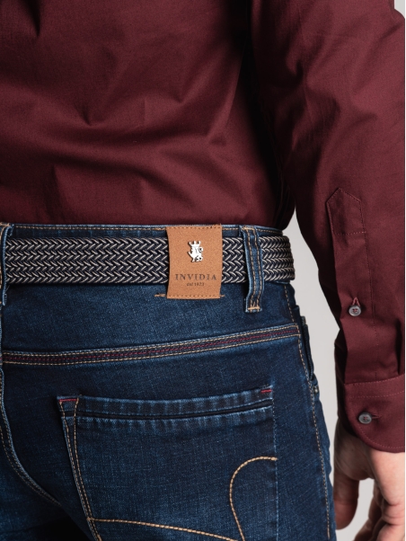 Vaqueros de 5 bolsillos para hombre con contrastes en burdeos
