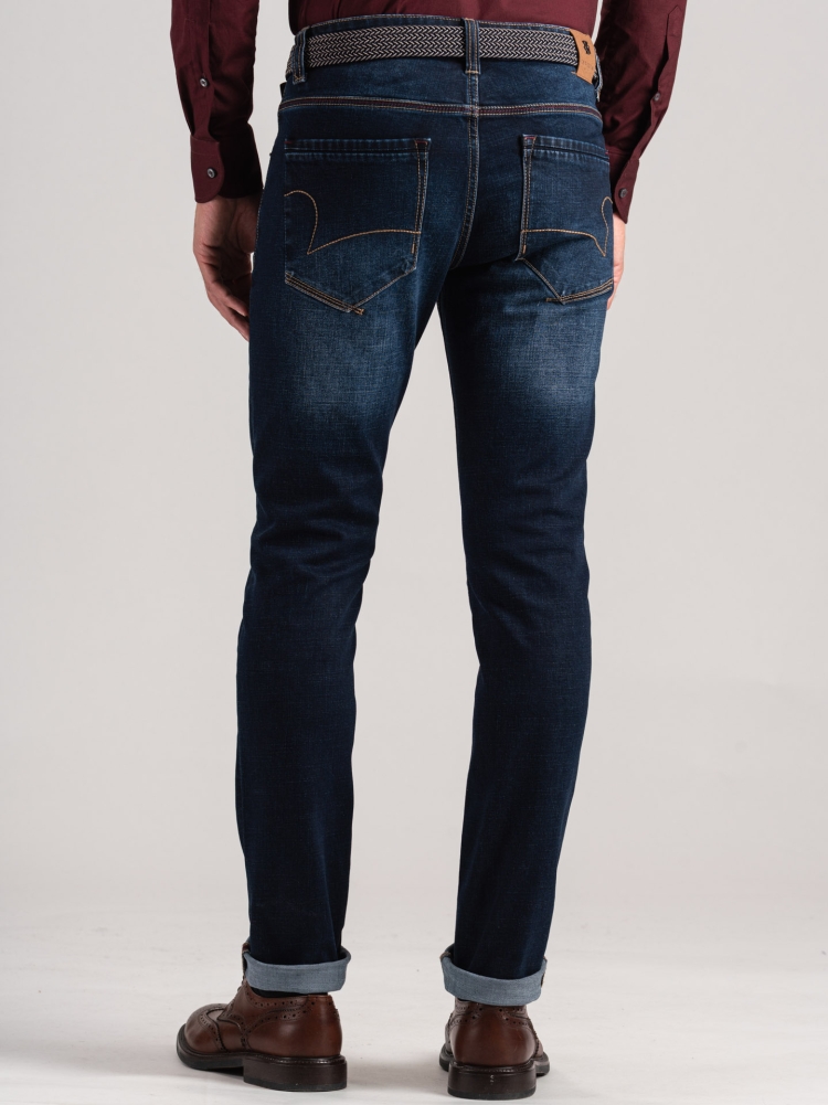 Vaqueros de 5 bolsillos para hombre con contrastes en burdeos