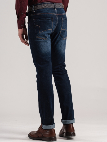 Vaqueros de 5 bolsillos para hombre con contrastes en burdeos