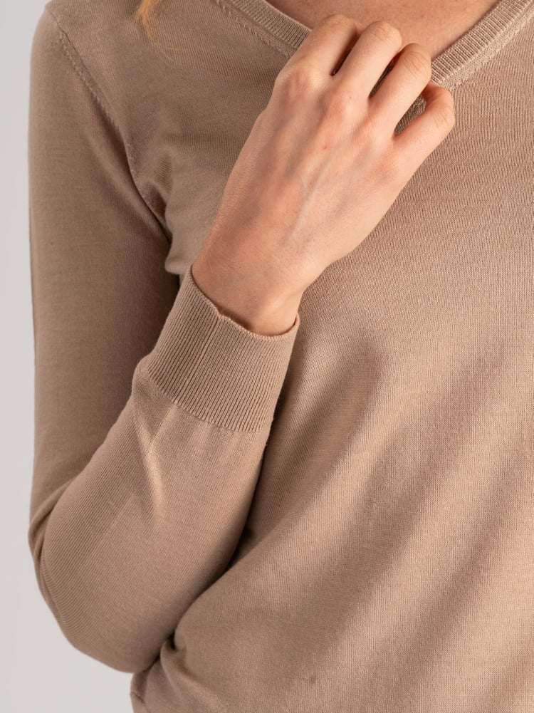 Jersey de lana merina con cuello de pico para mujer
