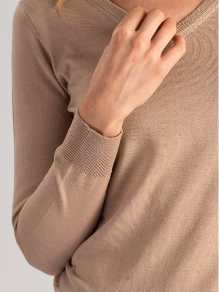 Jersey de lana merina con cuello de pico para mujer