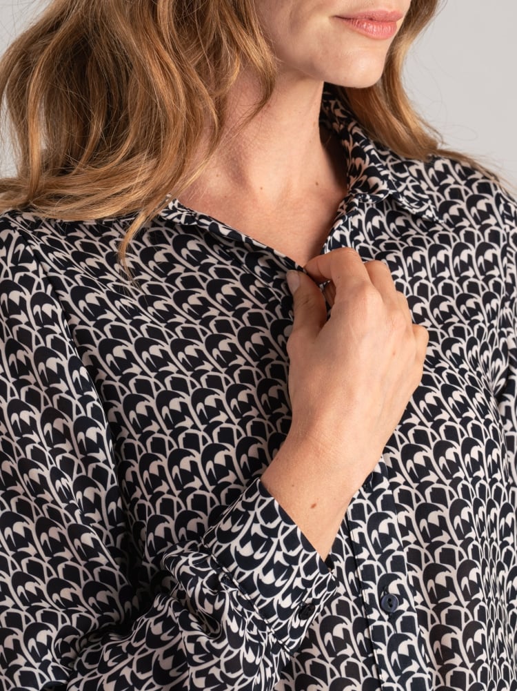 Camisa de mujer con estampado geométrico en georgette doble