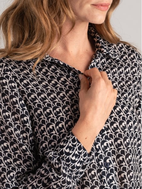Camisa de mujer con estampado geométrico en georgette doble