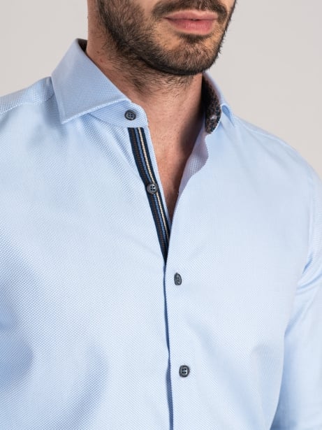 Camisa azul claro de hombre con detalles estampados