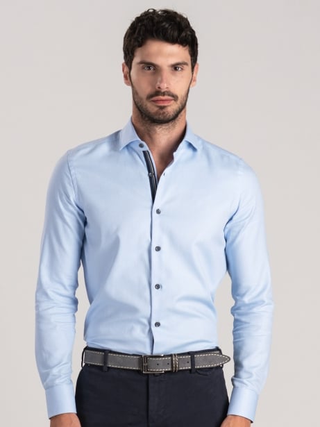 Camisa azul claro de hombre con detalles estampados 2