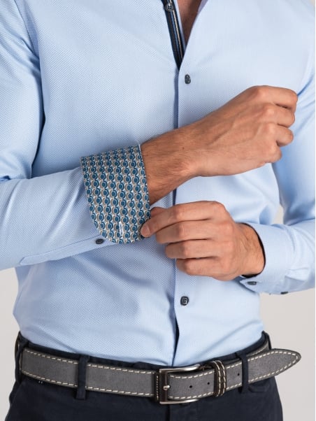 Camisa azul claro de hombre con detalles estampados
