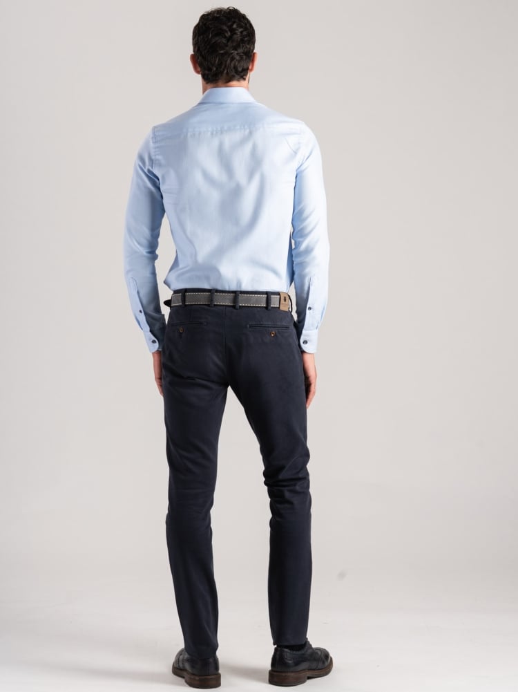 Camisa azul claro de hombre con detalles estampados