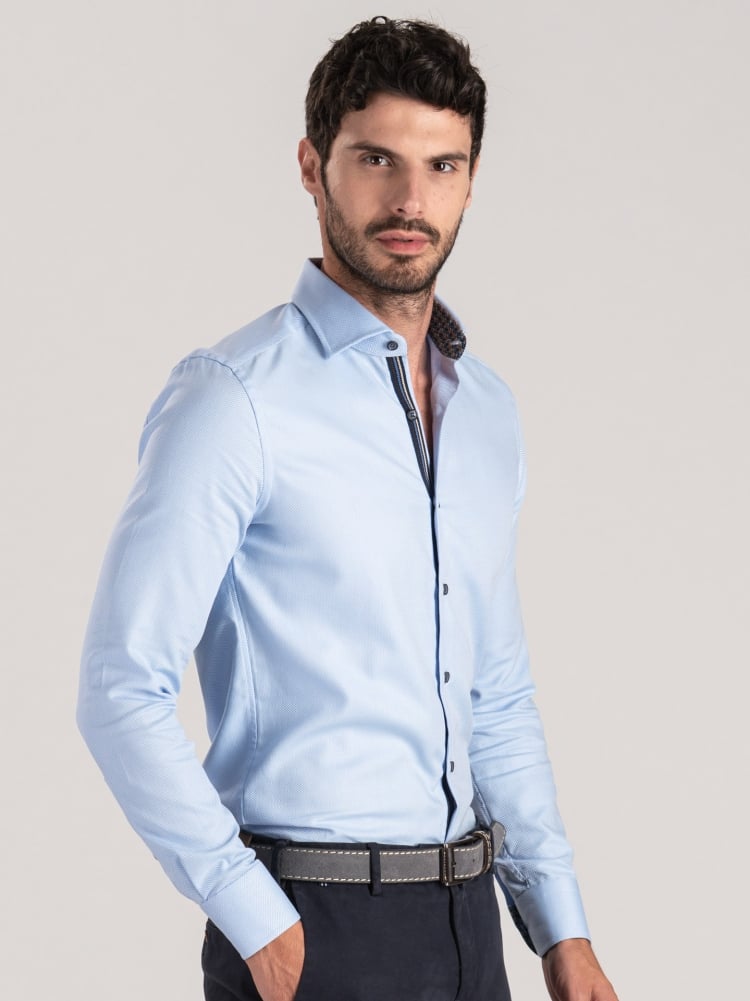 Camisa azul claro de hombre con detalles estampados