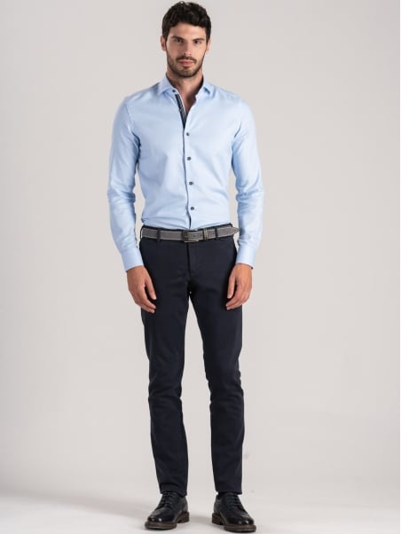 Camisa azul claro de hombre con detalles estampados
