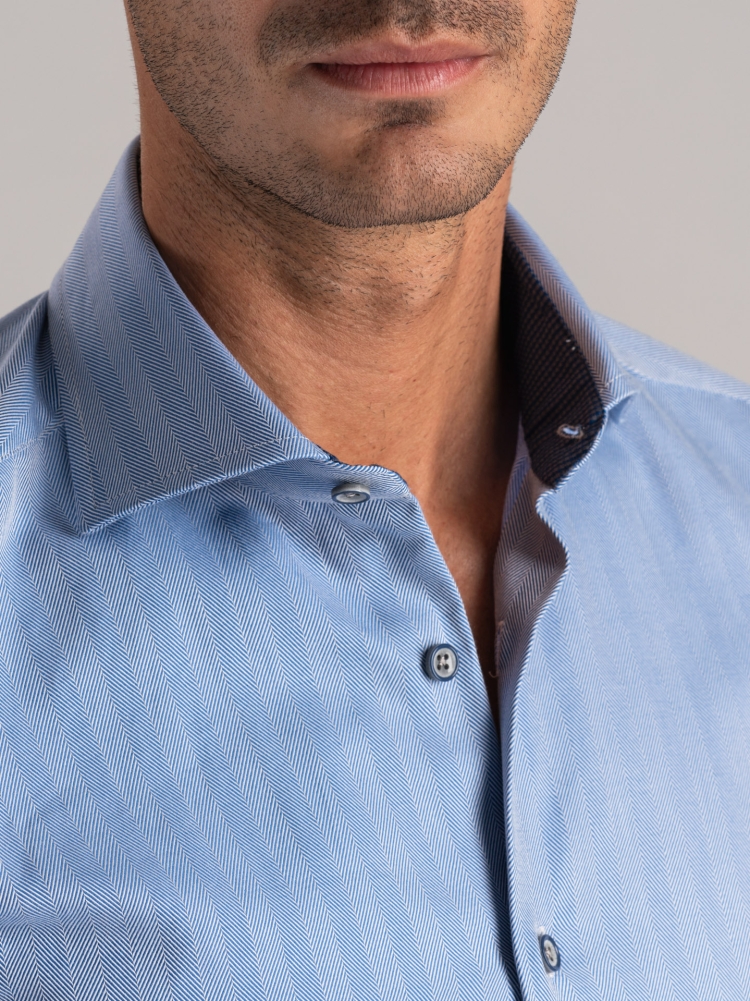 Camisa de hombre en espiga con inserciones azules