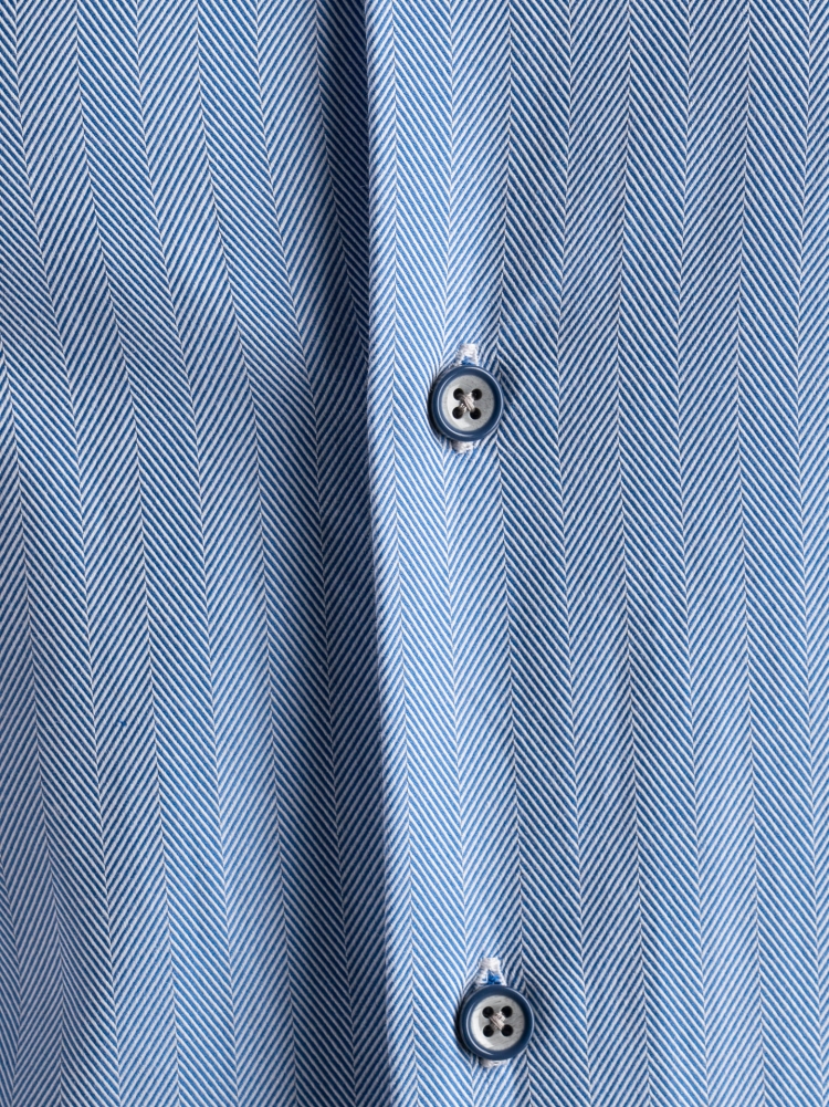 Camisa de hombre en espiga con inserciones azules