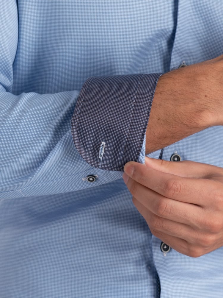 Camisa abotonada microarmada azul claro para hombre