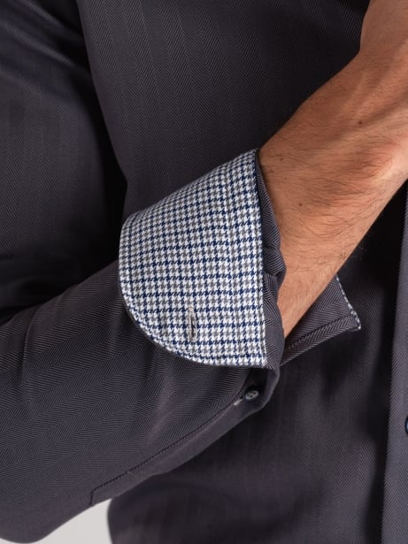 Camisa de hombre en espiga gris cuello abotonado 2