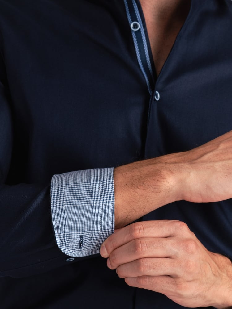 Camisa de hombre en espiga azul cuello semidesplegado