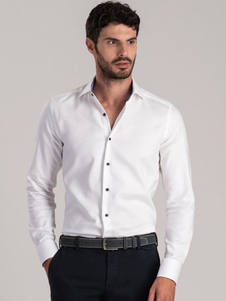 Camisa blanca blindada de caballero con inserciones de cuadros