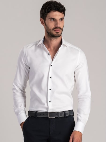 Camisa blanca blindada de caballero con inserciones de cuadros