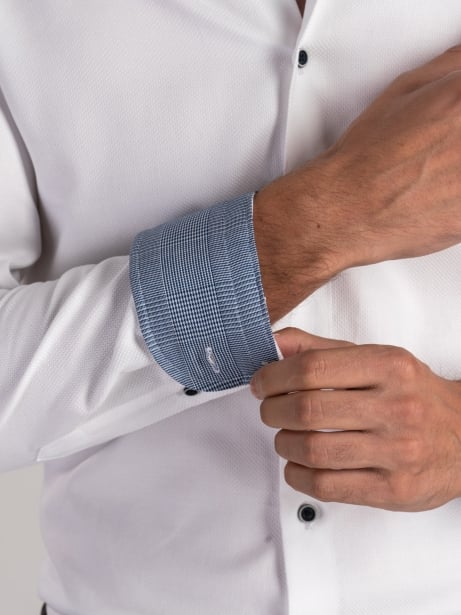 Camisa blanca blindada de caballero con inserciones de cuadros 2