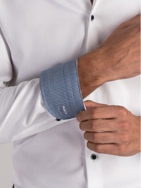 Camisa blanca blindada de caballero con inserciones de cuadros