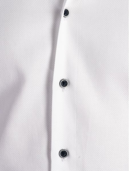 Camisa blanca blindada de caballero con inserciones de cuadros