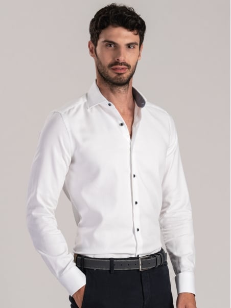 Camisa blanca blindada de caballero con inserciones de cuadros