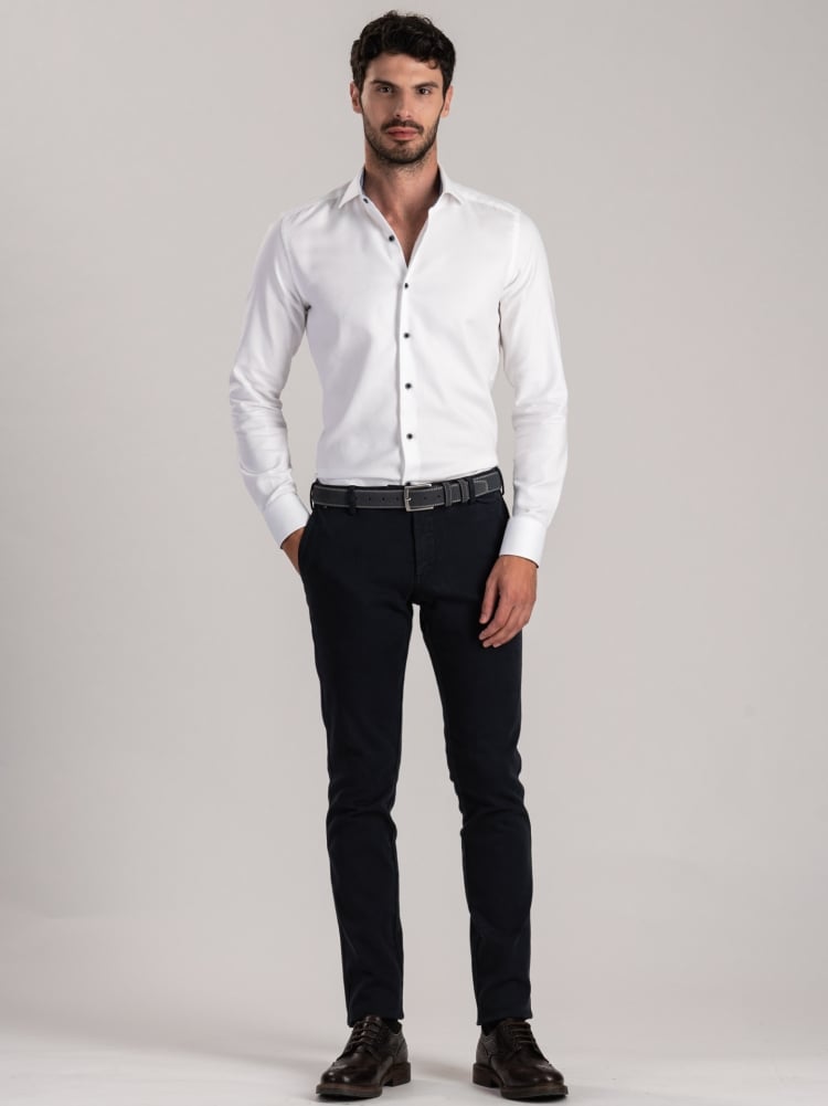 Camisa blanca blindada de caballero con inserciones de cuadros
