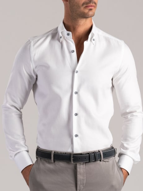 Camisa blanca de caballero con inserciones de pata de gallo