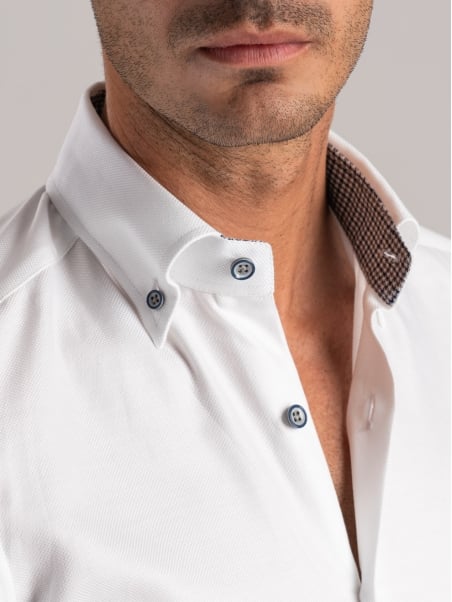 Camisa blanca de caballero con inserciones de pata de gallo