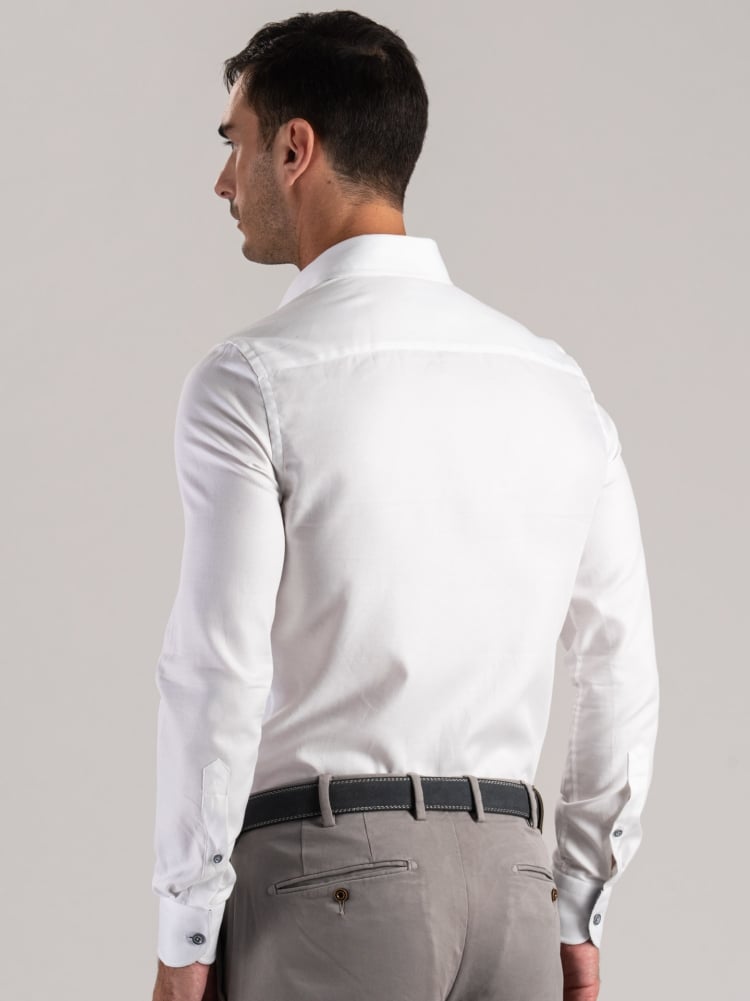 Camisa blanca de caballero con inserciones de pata de gallo