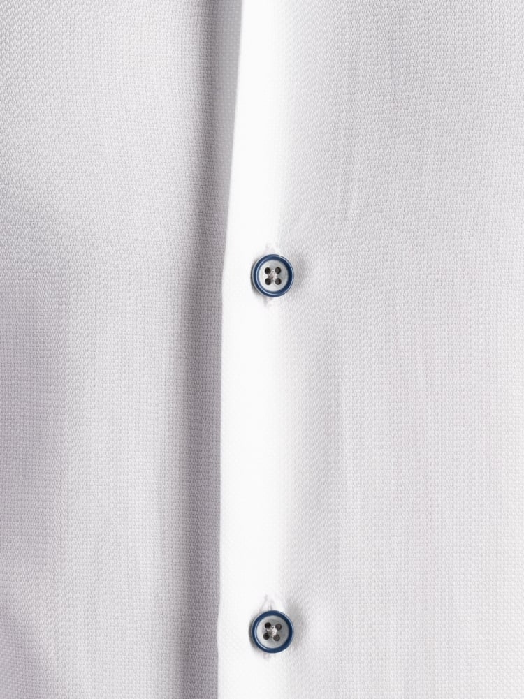 Camisa blanca de caballero con inserciones de pata de gallo
