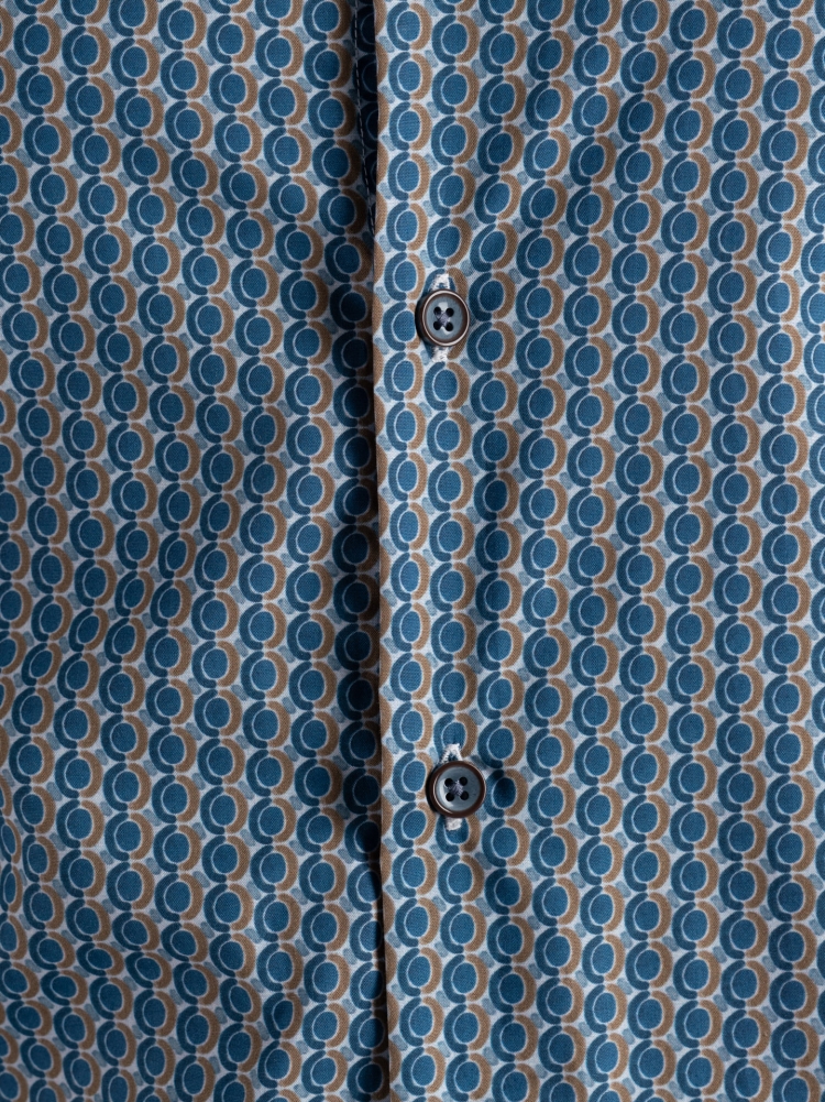 Camisa de hombre geométrica marfil y azul oscuro