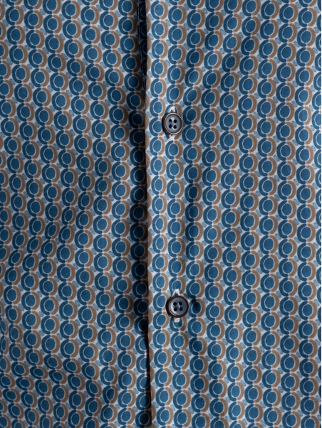 Camisa de hombre geométrica marfil y azul oscuro
