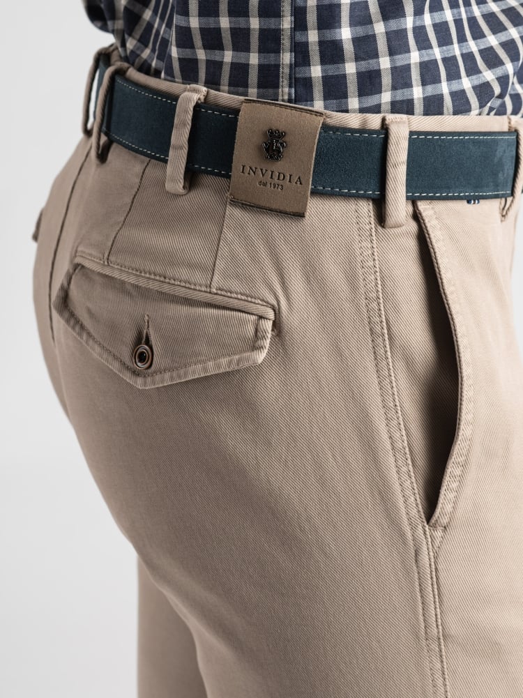 Pantalón chino de gabardina para hombre con bolsillos de ala