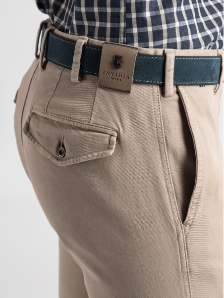 Pantalón chino de gabardina para hombre con bolsillos de ala