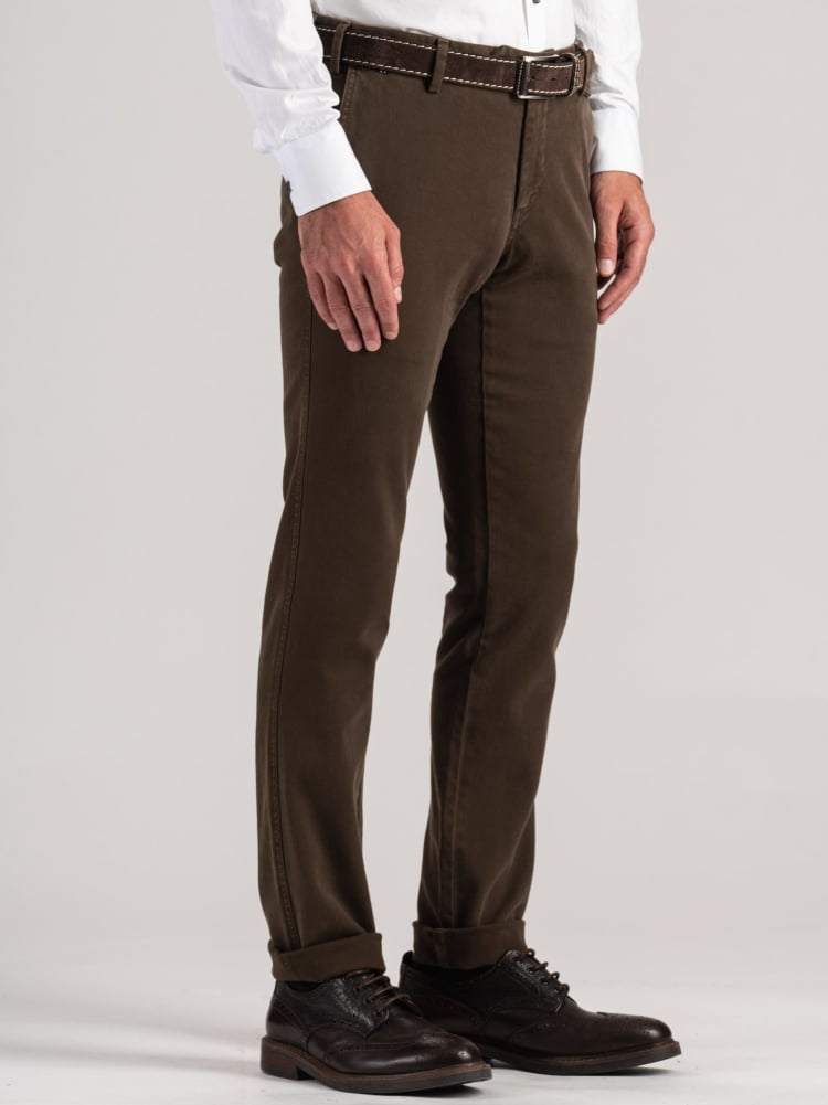 Pantalón chino de gabardina para hombre con bolsillos de ala