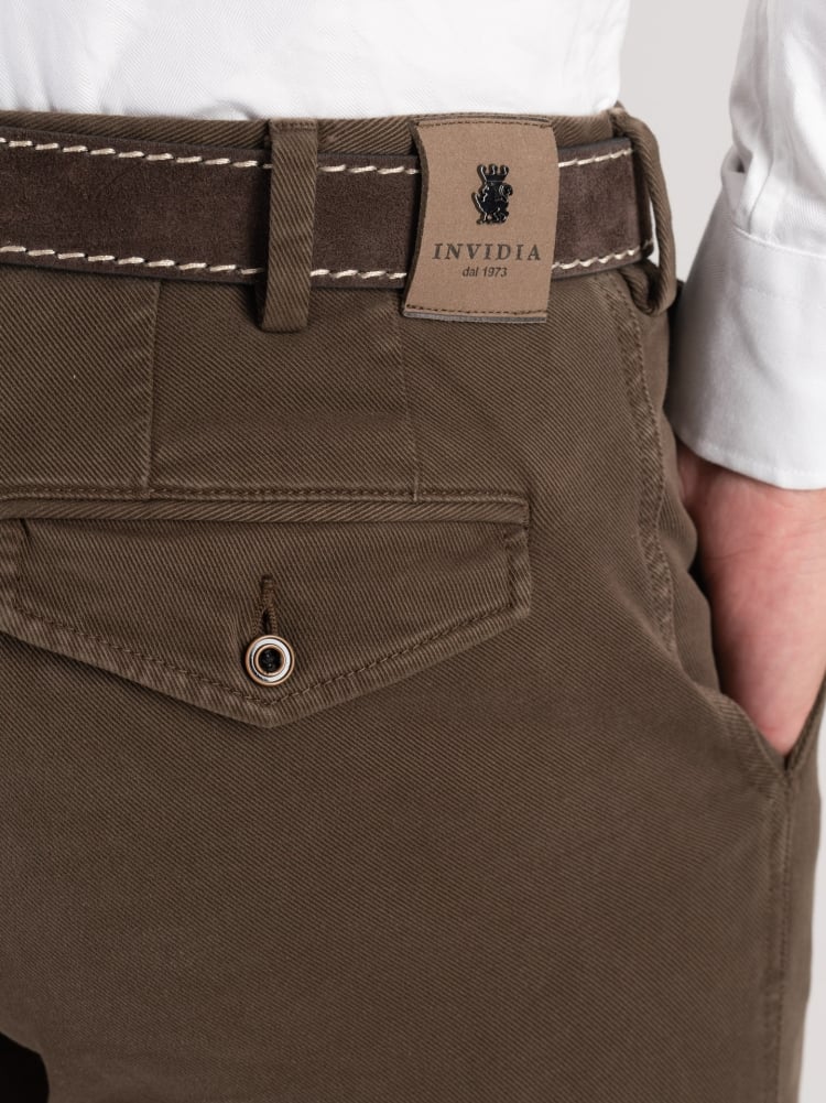 Pantalón chino de gabardina para hombre con bolsillos de ala