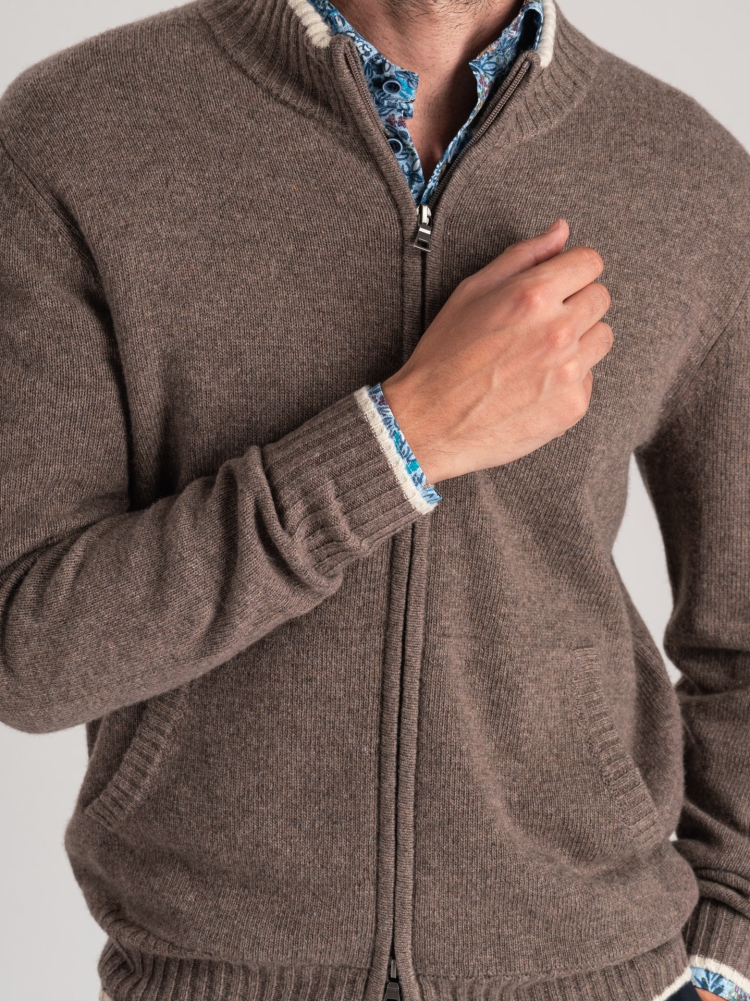 Chaqueta de hombre con cremallera entera y contrastes