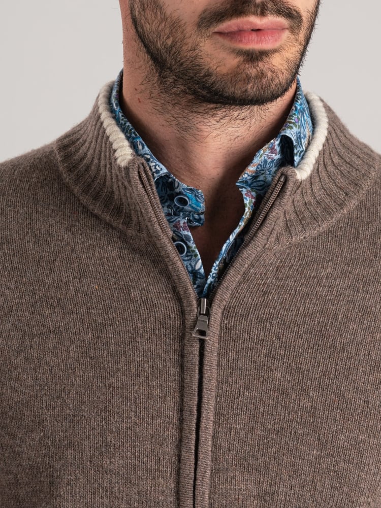 Chaqueta de hombre con cremallera entera y contrastes
