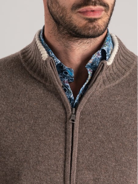 Chaqueta de hombre con cremallera entera y contrastes
