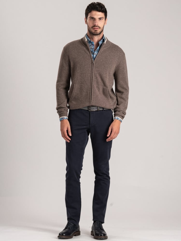 Chaqueta de hombre con cremallera entera y contrastes