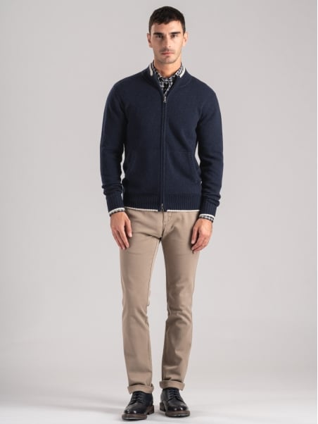 Chaqueta de hombre con cremallera entera y contrastes