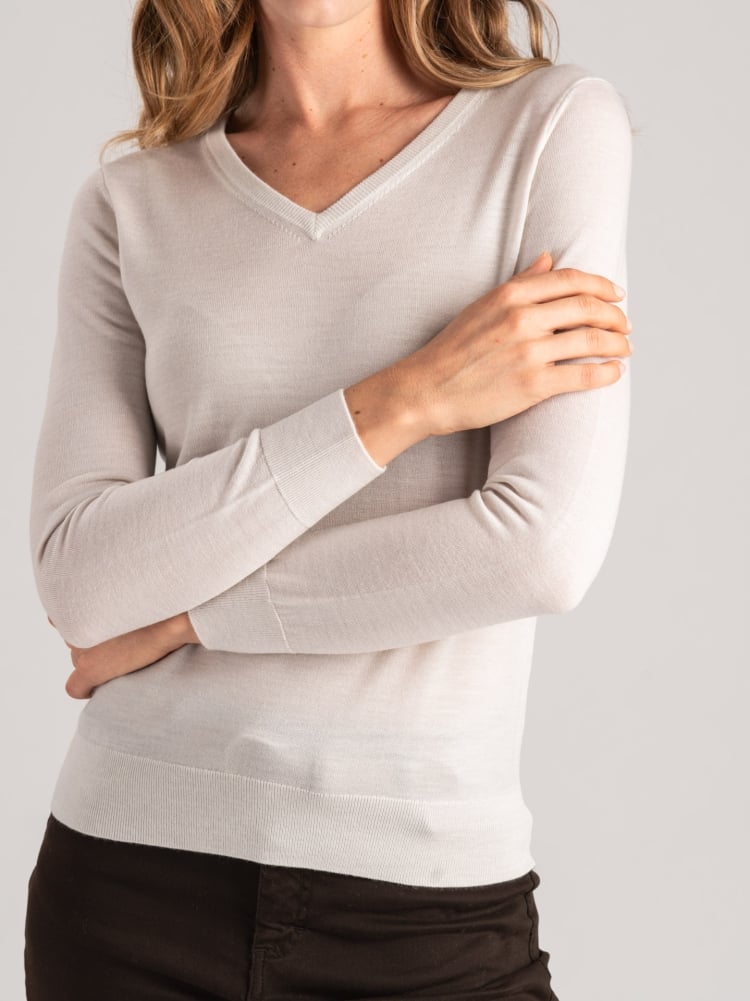 Jersey de lana merina con cuello de pico para mujer