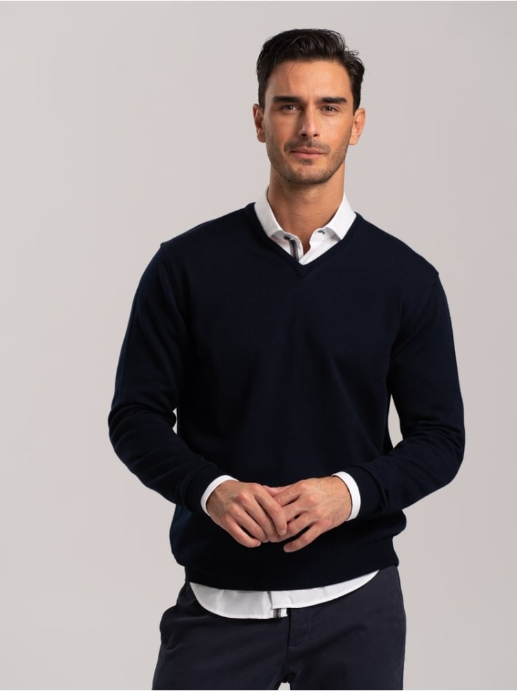 Jersey de cuello en V de lana merina para hombre | Invidia desde 1973