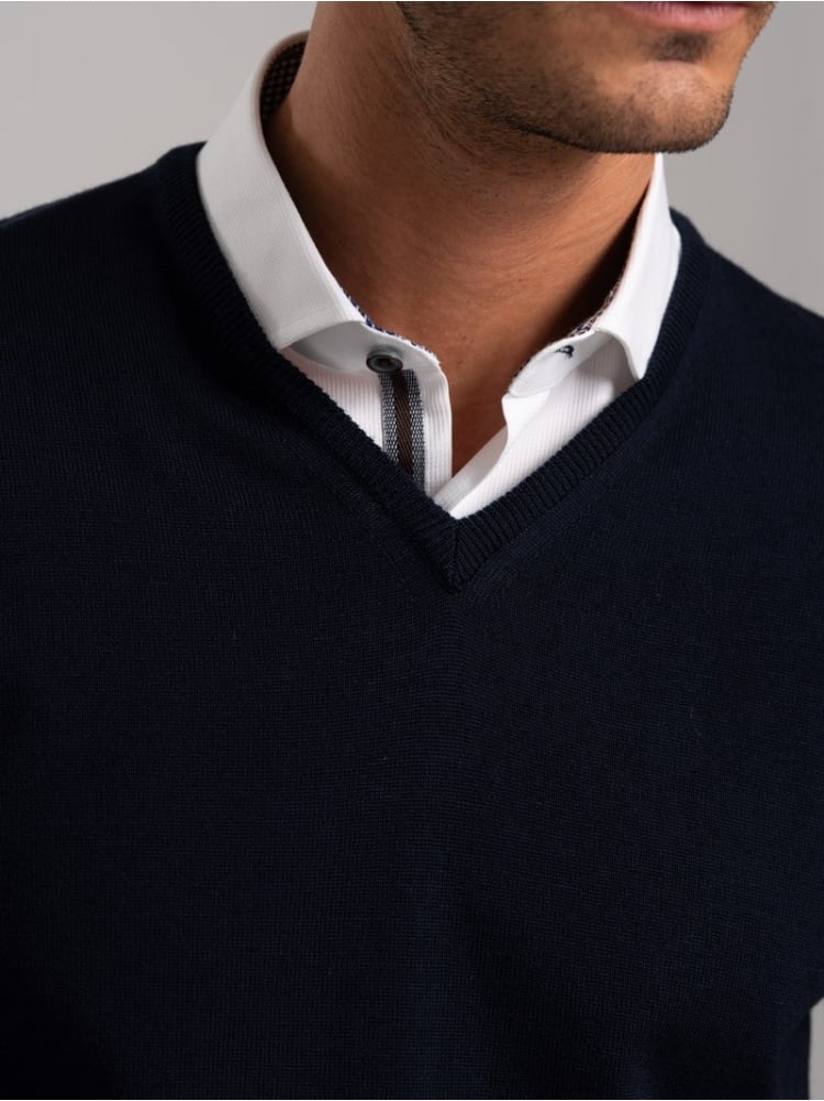 Jersey de cuello en V de lana merina para hombre | Invidia desde 1973