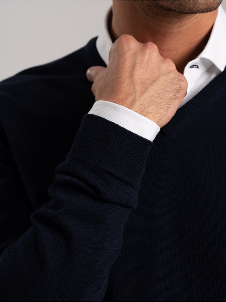 Jersey de cuello en V de lana merina para hombre | Invidia desde 1973