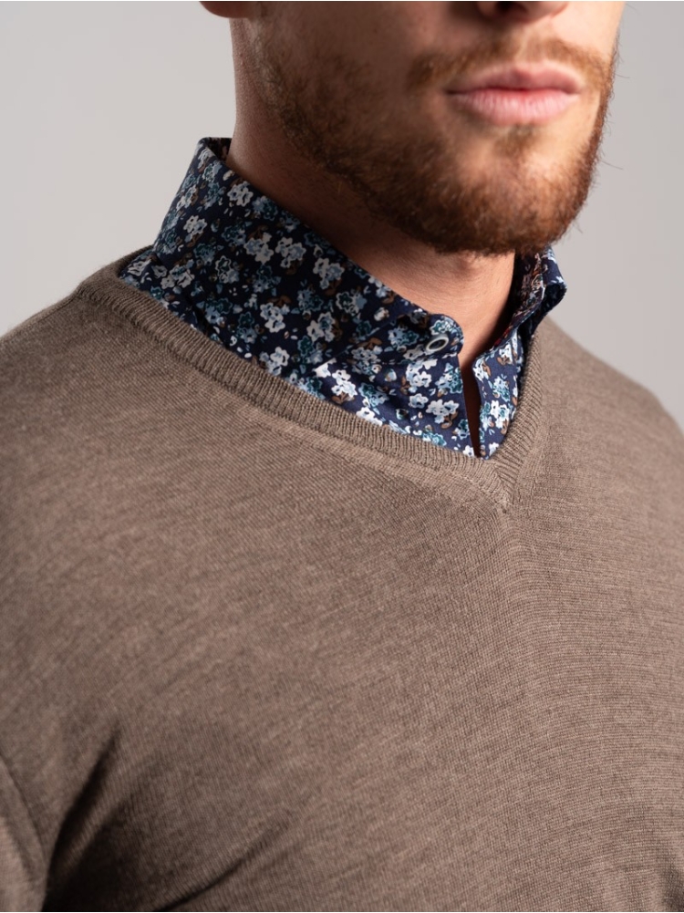 Jersey de cuello en V de lana merina para hombre | Invidia desde 1973