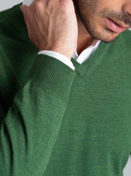 Jersey de cuello en V de lana merina para hombre | Invidia desde 1973 2