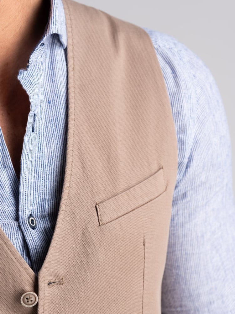 Gilet uomo in cotone stretch tinto capo sabbia