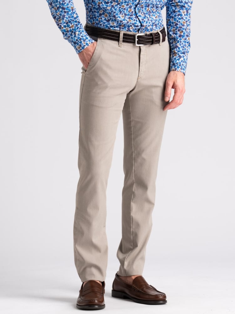 Pantalone uomo chino micro disegno sovratinto