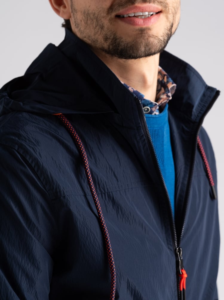 Giubbino uomo con cappuccio in tessuto crinkle