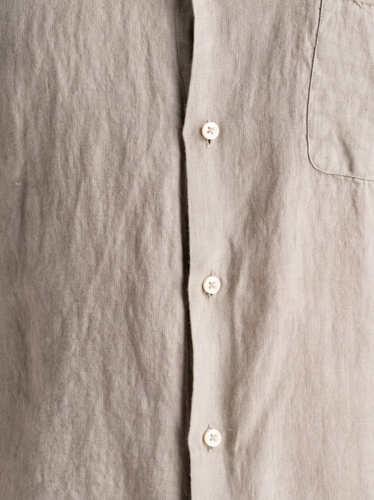 Camicia uomo sabbia in lino con collo coreano e tasca Invidia 1973